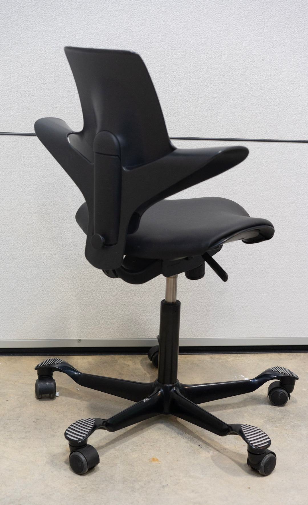 Capisco Puls 8020, black. Loop 1